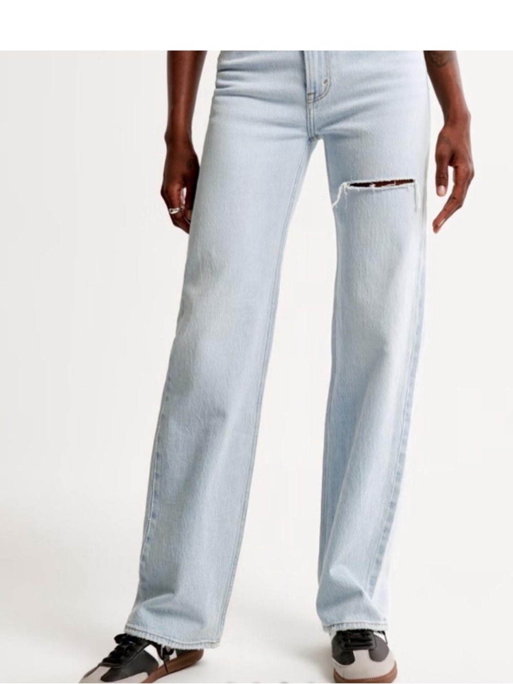 Abercrombie & Fitch Women’s 90s relaxed Jean in Light Wash Blue - Picture 3 of 4